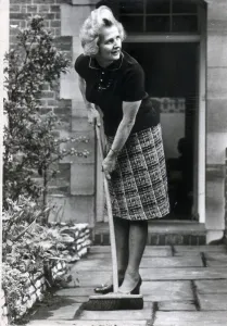 MRS. MARGARET THATCHER SWEEPS UP OUTSIDE HER HOME IN CHEYNE WALK MRS. MARGARET THATCHER SWEEPS UP OUTSIDE HER HOME IN CHEYNE WALK