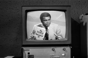 Muhammad Ali doing a commercial for the Daily Mirror March 1976 Muhammad Ali doing a commercial for the Daily Mirror March 1976