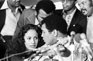 Muhammad Ali at the post match conference with wife Veronica. September 15, 1978 Muhammad Ali at the post match conference with wife Veronica. September 15, 1978