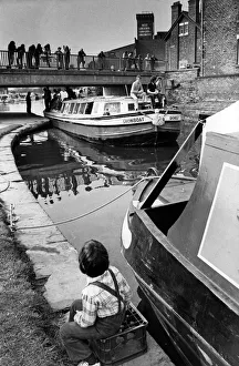 Negotiating traffic on the Leeds and Liverpool canal at Appley Bridge, near Wigan Negotiating traffic on the Leeds and Liverpool canal at Appley Bridge, near Wigan