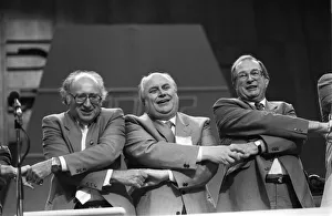NORMAN WILLIS SINGS AULD LANG SYNE AT THE END OF THE TUC CONFERENCE - 06/09/1986 NORMAN WILLIS SINGS AULD LANG SYNE AT THE END OF THE TUC CONFERENCE - 06/09/1986