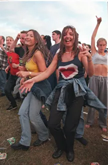 OASIS FANS AT THEIR KNEBWORTH CONCERT - DADDS OASIS FANS AT THEIR KNEBWORTH CONCERT - DADDS
