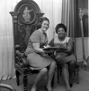 Opera singer Joan Sutherland and new opera singer Martina Arroya pictured at Joan' Opera singer Joan Sutherland and new opera singer Martina Arroya pictured at Joan'