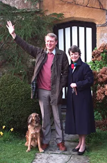 PADDY ASHDOWN & WIFE JANE ASHDOWN LEAVING HOME TO VOTE 10/04/1992 PADDY ASHDOWN & WIFE JANE ASHDOWN LEAVING HOME TO VOTE 10/04/1992
