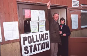 PADDY ASHDOWN WITH WIFE JANE ASHDOWN AT POLLING STATION 10/04/1992 PADDY ASHDOWN WITH WIFE JANE ASHDOWN AT POLLING STATION 10/04/1992
