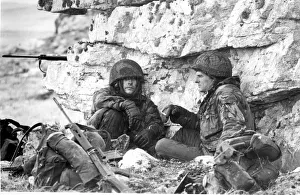 PARATROOPERS HUDDLE AGAINST THE ROCKS ON MOUNT LONGDON DURING THE FALKLANDS WAR PARATROOPERS HUDDLE AGAINST THE ROCKS ON MOUNT LONGDON DURING THE FALKLANDS WAR
