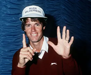 Paul Azinger golfer holding up six fingers July 1987 Paul Azinger golfer holding up six fingers July 1987