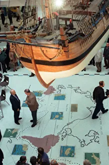 Mirror/0500to0599 00592/paul daniels unveiling new captain cook voyage Mirror/0500to0599 00592/paul daniels unveiling new captain cook voyage