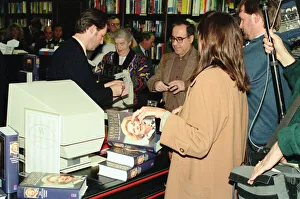 Mirror/1300to1399 01302/people buying copies margaret thatchers memoir Mirror/1300to1399 01302/people buying copies margaret thatchers memoir