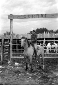 People: Cowboys with horses at a ranch in the USA. December 1980 80-07236-005 People: Cowboys with horses at a ranch in the USA. December 1980 80-07236-005