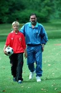 PHOTOSHOOT OF GEORGE BEST SITTING IN PARK WITH SON CALUM BEST - 93/7487 www PHOTOSHOOT OF GEORGE BEST SITTING IN PARK WITH SON CALUM BEST - 93/7487 www