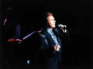 Mirror/0300to0399 00387/pop singer engelbert humperdinck concert cardiff Mirror/0300to0399 00387/pop singer engelbert humperdinck concert cardiff