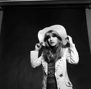 Pop singer Lynsey De Paul. 1st August 1972 Pop singer Lynsey De Paul. 1st August 1972