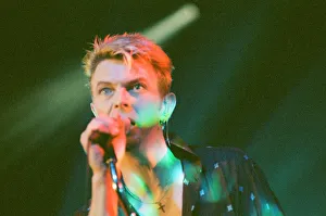 Mirror/0900to0999 00904/pop star david bowie performing stage concert Mirror/0900to0999 00904/pop star david bowie performing stage concert
