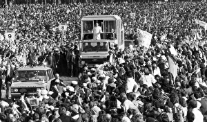 POPE JOHN PAUL II RIDING ON THE POPEMOBILE IN PHOENIX PARK, DUBLIN 14/04/1997 POPE JOHN PAUL II RIDING ON THE POPEMOBILE IN PHOENIX PARK, DUBLIN 14/04/1997