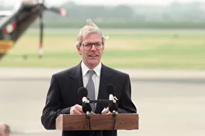 Prime Minister John Major meets US President Bill Clinton at RAF Mildenhall, Suffolk Prime Minister John Major meets US President Bill Clinton at RAF Mildenhall, Suffolk