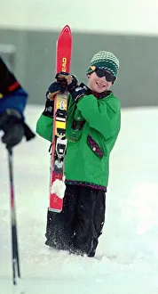 Mirror/1400to1499 01478/prince harry standing snow holding skis holiday Mirror/1400to1499 01478/prince harry standing snow holding skis holiday