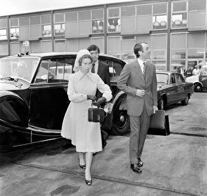 Images Dated 15th June 1977: Princess Anne and Captain Mark Phillips leaving Heathrow airport today for Washington
