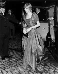 Princess Diana arriving at premiere wearing evening dress 27/10/1982 Princess Diana arriving at premiere wearing evening dress 27/10/1982