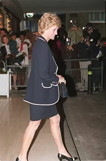 PRINCESS DIANA, SMILING ARRIVES AT A FUNCTION, WALKING PAST PHOTOGRAPHERS - 05/06/1995 PRINCESS DIANA, SMILING ARRIVES AT A FUNCTION, WALKING PAST PHOTOGRAPHERS - 05/06/1995