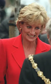PRINCESS DIANA, WEARING RED JACKET, SMILES AT LONDON LIGHTHOUSE - 08/10/1996 PRINCESS DIANA, WEARING RED JACKET, SMILES AT LONDON LIGHTHOUSE - 08/10/1996