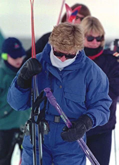Images Dated 5th April 1995: Princess Diana wearing ski-ing outfit and sunglasses during a ski-ing holiday with her