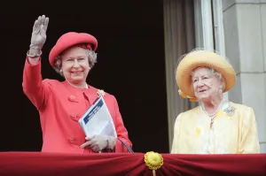 Queen Elizabeth II and the Queen Mother on the balcony of Buckingham Palace Queen Elizabeth II and the Queen Mother on the balcony of Buckingham Palace