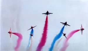 Mirror/0300to0399 00384/rafs red arrows display team perform bae hawk Mirror/0300to0399 00384/rafs red arrows display team perform bae hawk