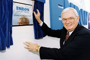 Ray Kaskel, Chief Operating Officer, unveils the plaque to mark the opening of Enron Ray Kaskel, Chief Operating Officer, unveils the plaque to mark the opening of Enron