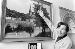 Reg Varney, actor and painter, with one of his favourite works Reg Varney, actor and painter, with one of his favourite works