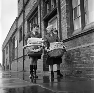 Reta Tutin and Nora Sharpley have no Monday morning blues as they leave Snow Street Wash Reta Tutin and Nora Sharpley have no Monday morning blues as they leave Snow Street Wash