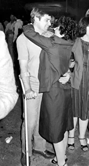 RETURNING SERVICEMAN EMBRACES LOVED ONE IN REUNION AFTER FALKLANDS WAR - 12/06/1982 RETURNING SERVICEMAN EMBRACES LOVED ONE IN REUNION AFTER FALKLANDS WAR - 12/06/1982