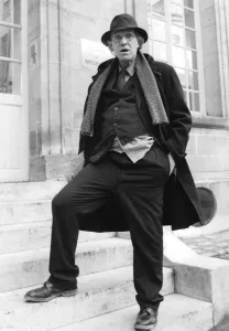 Richard Harris on the steps of a Paris hotel 24/02/1988 Richard Harris on the steps of a Paris hotel 24/02/1988