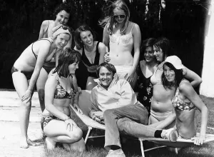 Robert Vaughn actor with girls - June 1971 Dbase MSi Robert Vaughn actor with girls - June 1971 Dbase MSi