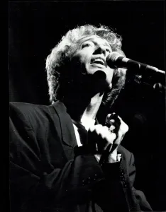 Robin Gibb of the Bee Gees, in concert at the Birmingham NEC. 22/6/1989 Robin Gibb of the Bee Gees, in concert at the Birmingham NEC. 22/6/1989
