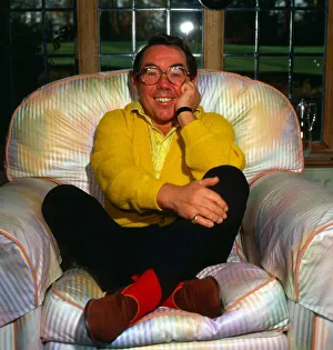 Ronnie Corbett at home on armchair March 1987 A©mirrorpix Ronnie Corbett at home on armchair March 1987 A©mirrorpix