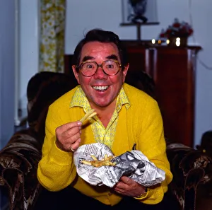 Ronnie Corbett at home eating chips March 1987 Ronnie Corbett at home eating chips March 1987