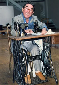 RONNIE CORBETT Pictured at a photcall 1990 RONNIE CORBETT Pictured at a photcall 1990