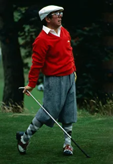 Ronnie Corbett playing golf February 1982 A©mirrorpix Ronnie Corbett playing golf February 1982 A©mirrorpix