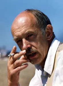 Roy Marsden actor smoking a cigarette A©Mirrorpix Roy Marsden actor smoking a cigarette A©Mirrorpix