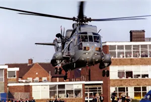 Mirror/0300to0399 00375/royal navy sea king helicopter visits marden high Mirror/0300to0399 00375/royal navy sea king helicopter visits marden high