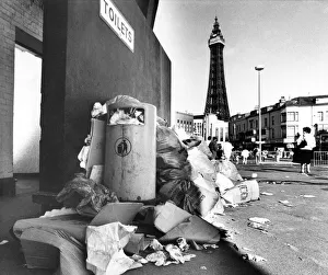 Rubbish littering the Golden Mile in Blackpool. September 1987 P008104 Rubbish littering the Golden Mile in Blackpool. September 1987 P008104