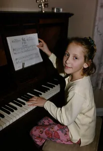 Ruth Walton one of the Walton Sextuplets sits at a piano to play dbase Ruth Walton one of the Walton Sextuplets sits at a piano to play dbase