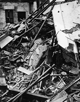 Wreckage Collection: Saxony Road, Kensington, Liverpool, bomb damage to rear entrance of working class pub in