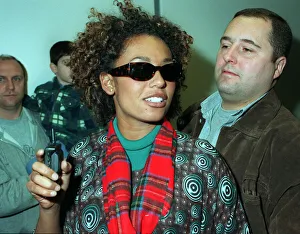 SCARY SPICE AT AIRPORT APRIL 1998 Spice Girls Mel B wearing a tartan scarf SCARY SPICE AT AIRPORT APRIL 1998 Spice Girls Mel B wearing a tartan scarf