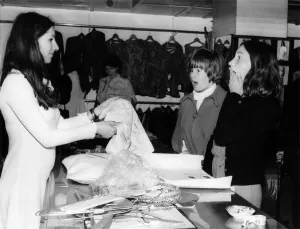 Shoppers are stunned when told clothes are free at the Apple Boutique close down sale Shoppers are stunned when told clothes are free at the Apple Boutique close down sale