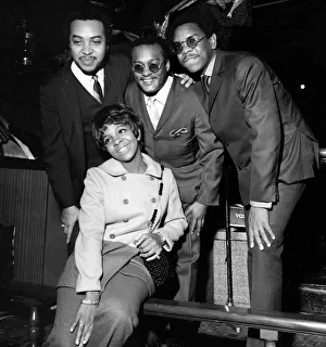 Singer Gladys Knight and the Pips pose for a picture at the Beachcomber Mayfair Hotel Singer Gladys Knight and the Pips pose for a picture at the Beachcomber Mayfair Hotel