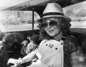Singer Lulu in the back of a car wearing a trilby hat, sunglasses and dungarees Singer Lulu in the back of a car wearing a trilby hat, sunglasses and dungarees