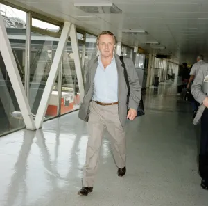 Sir Anthony Hopkins, at London Heathrow airport. 10th September 1988 Sir Anthony Hopkins, at London Heathrow airport. 10th September 1988