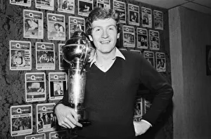 Snooker player Steve Davis practising for his next big match. 12h December 1980 Snooker player Steve Davis practising for his next big match. 12h December 1980